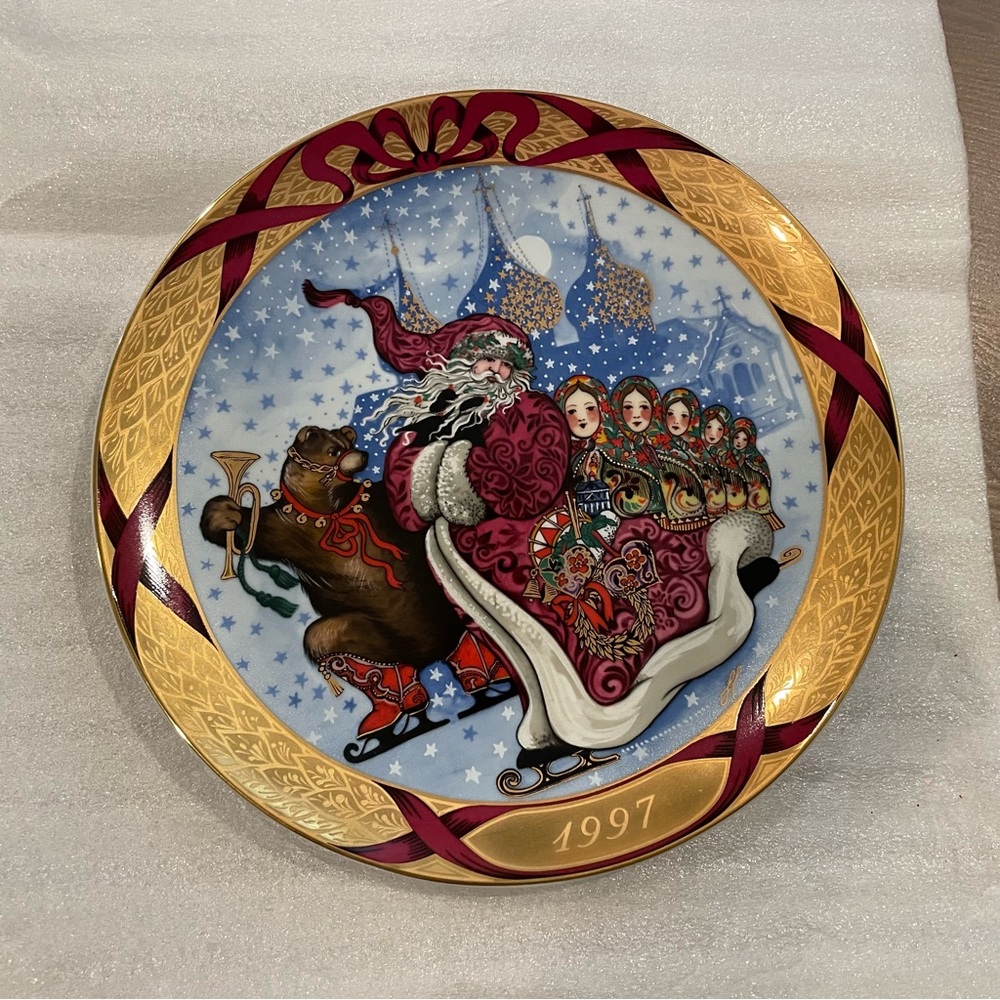 ❌SOLD❌ Bing & Grondahl Christmas Around the World 1997 Plate "Santa in Russia”